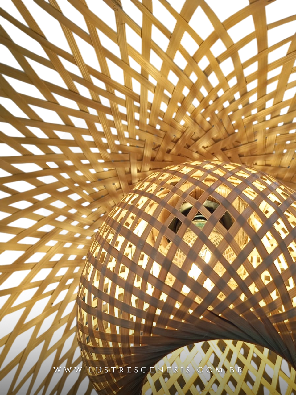 Lustre pendente rústico de bambu modelo Hat de 45 cm, iluminado e projetando padrões decorativos de luz no teto, ideal para quartos, salas de jantar e área gourmet.